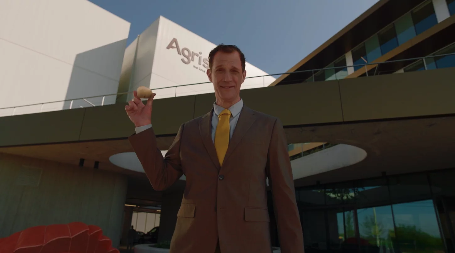 beeld uit de employer branding video voor Agristo waarbij man spreekt voor de camera